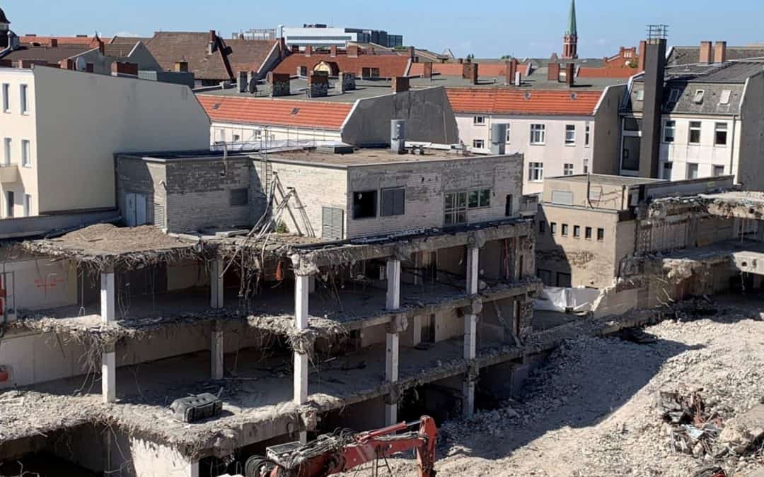 ABBRUCHARBEITEN SCHREITEN WEITER VORAN, BERLIN-TEGEL